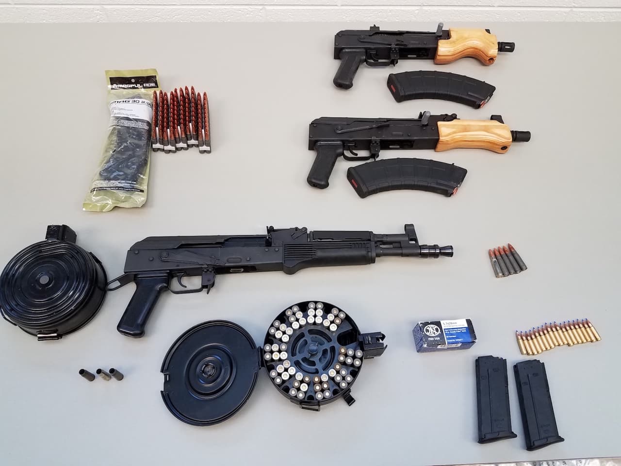 Tres rifles de asalto, múltiples balas y cartuchos fueron incautados por la policía del Tercer Distrito de la policía de Chicago.