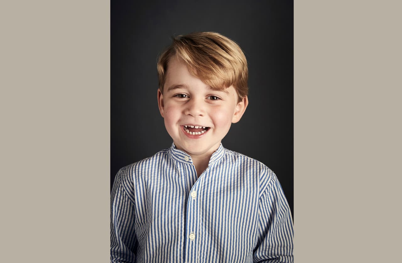 Lo mismo hizo Kate Middleton en otras ocasiones. Para un día antes del cumpleaños cuatro de George, la familia publicó una foto oficial del niño. El palacio dijo que William y Kate "se complacen en difundir un nuevo retrato oficial del príncipe George en ocasión del cumpleaños número cuatro de Su Alteza Real".