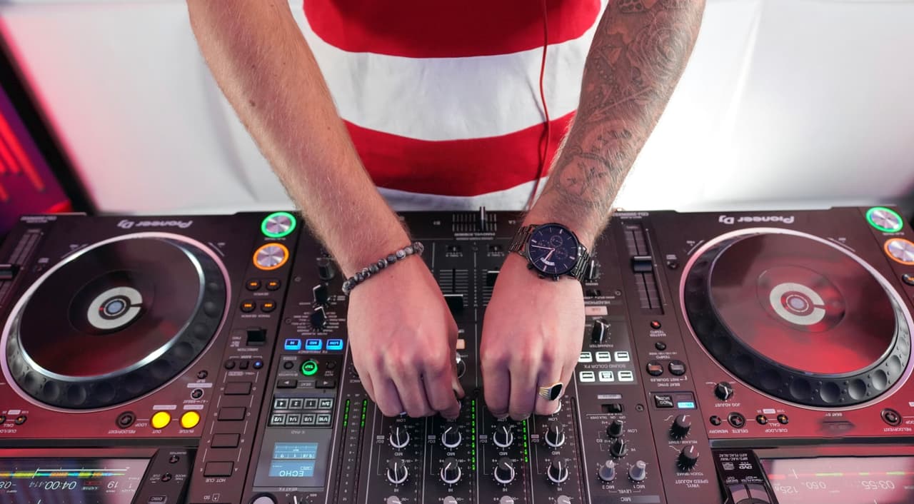 Al regresar ha trabajado como DJ en el área y fue contratado para una fiesta de graduación en Spring Woods.