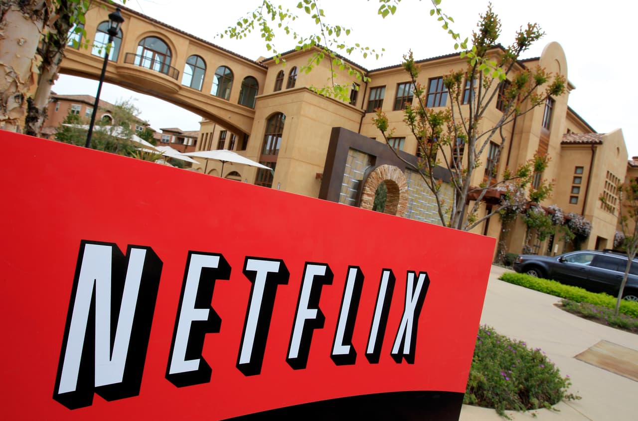 <b>Netflix.</b> El servicio de streaming fue parte de las
<a href="https://24j82zsm6hy2pkfkr1g3a8m1-wpengine.netdna-ssl.com/wp-content/uploads/2019/10/DACA-Amicus-and-Appendix-Sup-Ct-Oct-2019.pdf" target="_blank">más de 140 empresas y asociaciones comerciales</a> que representan colectivamente a casi la totalidad de los sectores de la economía del país y que se unieron este viernes para presentar un documento de apoyo legal
<i>('amicus brief')</i> ante la Corte Suprema de Justicia en apoyo al programa DACA.
