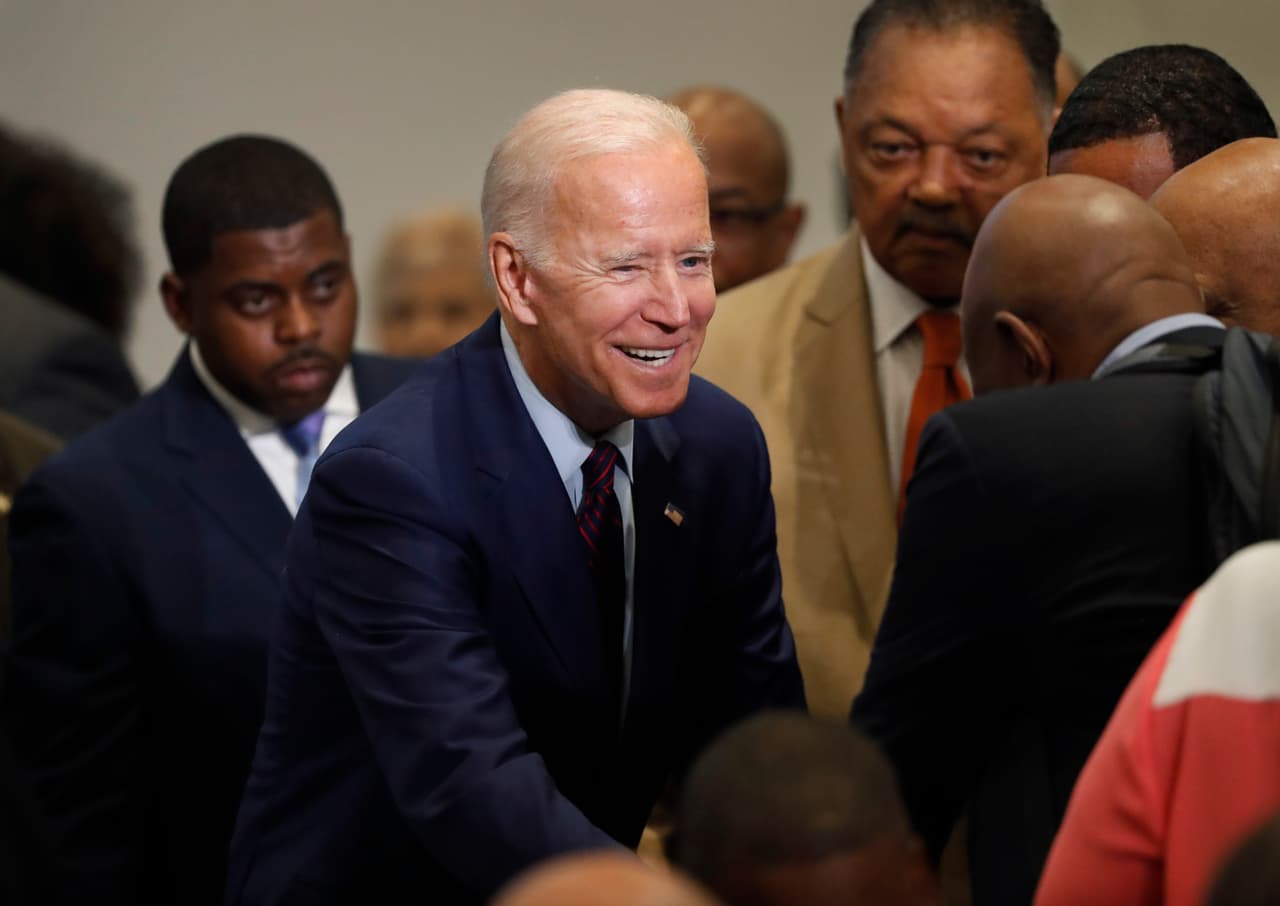 Biden se retracta de sus alabanzas a congresistas supremacistas y pone a Obama como su mejor carta de presentación