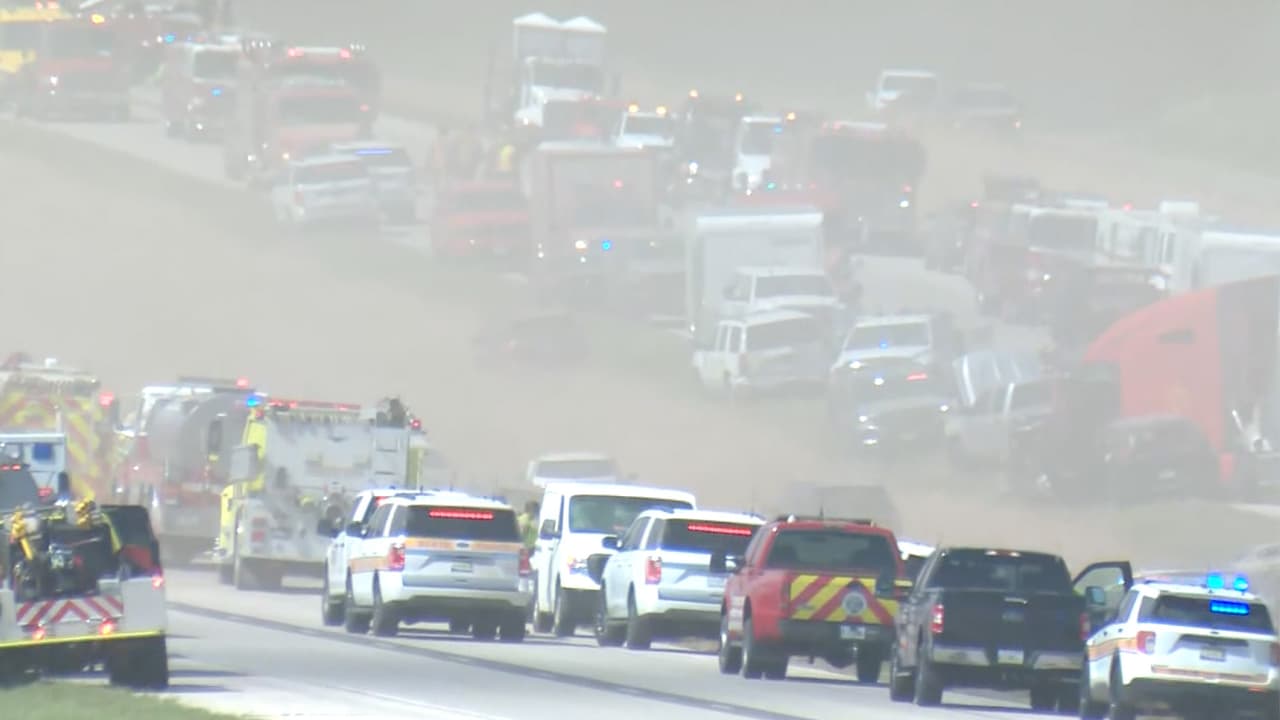 Horas antes, autoridades indicaron que la Autopista I-55 había sido reabierta a la circulación, mientras todavía laboraban en la limpieza y remoción de escombros en la zona del aparatoso choque, entre Divernon y Farmersville, al sur de Springfield.