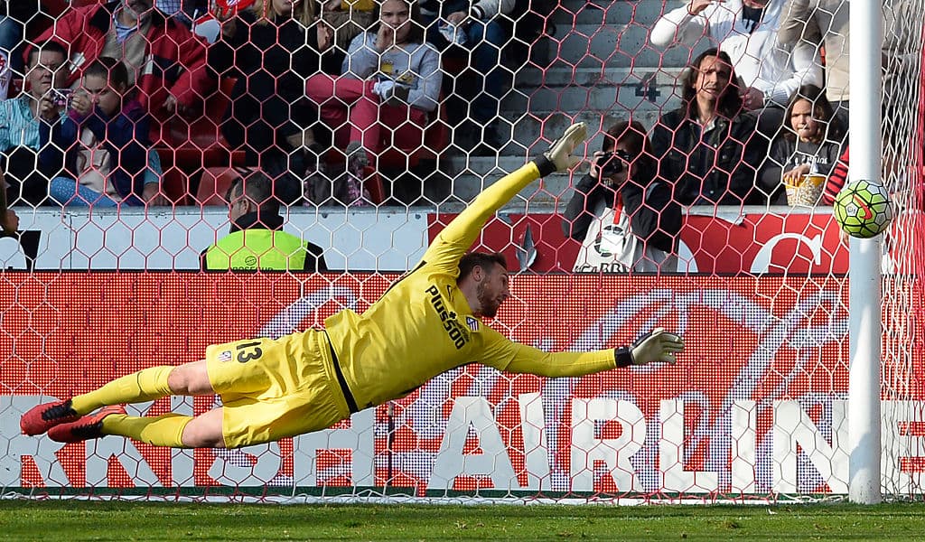 La portería luce a un nivel parejo. Oblak es el hombre de la seguridad del conjunto español. Si su intimidante línea defensiva no ha logrado detener al rival, él está ahí para hacerlo. Tal vez el único punto en su contra y que puede resultar clave en la serie, es su juventud. Sin embargo sus cualidades técnicas son incuestionables.