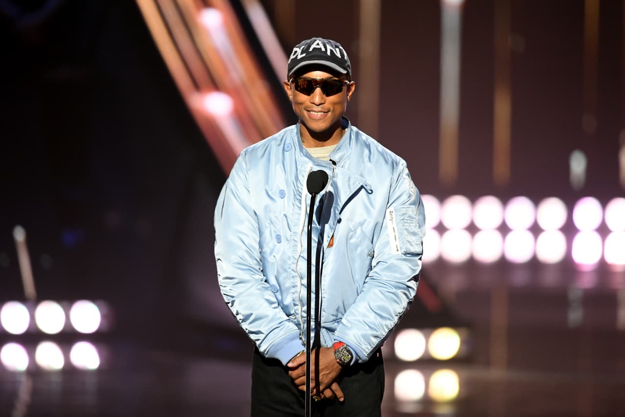 Pharrell Williams presentó la categoría 
<b>Artista Femenina del Año</b>, que ganó Ariana Grande.