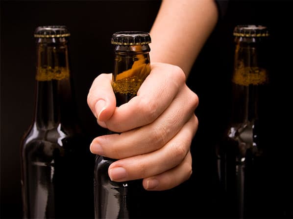 <b>Bebes en exceso.</b> El 
<a href="https://www.univision.com/noticias/salud/una-copita-de-vino-al-dia-puede-ser-demasiado">alcohol en exceso</a> puede provocar cifras de colesterol poco saludables. Los hombres no deben tomar más de dos copas al día, y las mujeres una. Si te ciñes a eso, también podrías aumentar tus cifras de colesterol HDL o "bueno".