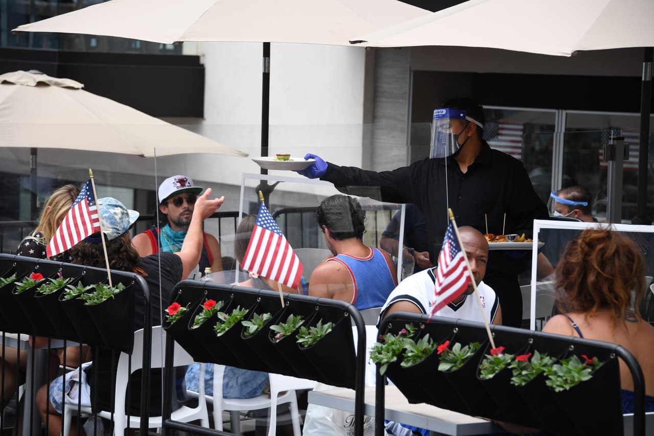 "Hemos visto que las personas simplemente no pueden practicar el distanciamiento social", dijo el gobernador demócrata Gavin Newsom, quien ordenó por segunda vez el cierre de restaurantes y negocios en más de 19 condados. 
<br>
<br>En la fotografía un restaurante lleno de clientes en Manhattan Beach, el 4 de julio.