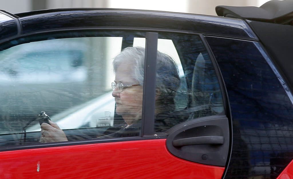 ¿Se puede usar el celular mientras conduces en California? Estos son los requisitos