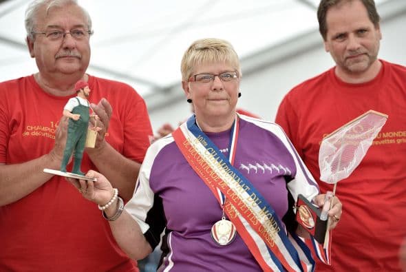 La ganadora fue Nicole Vanzinghel (centro), quien se tomó la foto del ganador al lado el Mayor de la localidad, Bernard Weisbecker (a la izquierda). Cocina con sabor para tus hijos y prepara platillos nutritivos y ricos en casa. Busca más recetas deliciosas aquí.