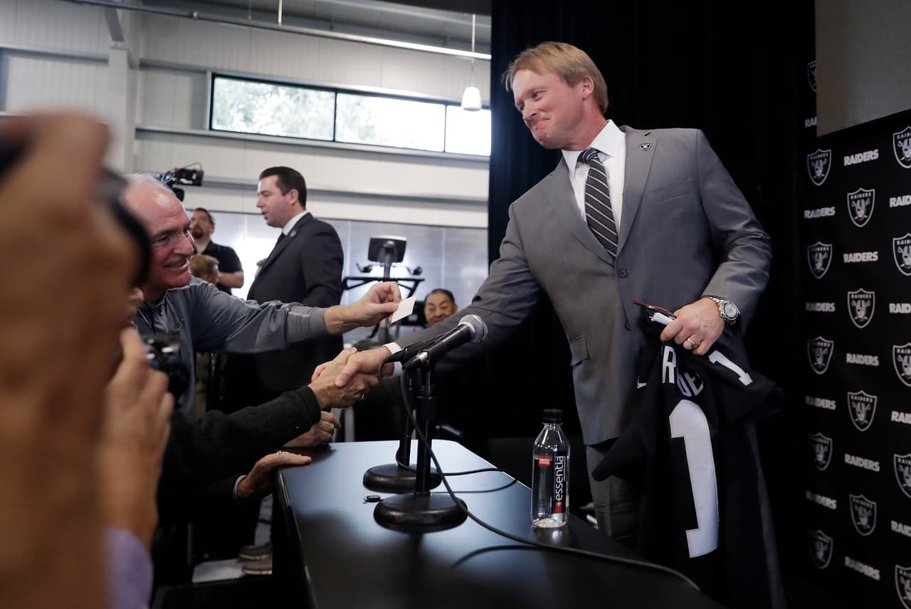 Jon Gruden durante su presenteación como nuevo head coach de los Oakland Raiders.