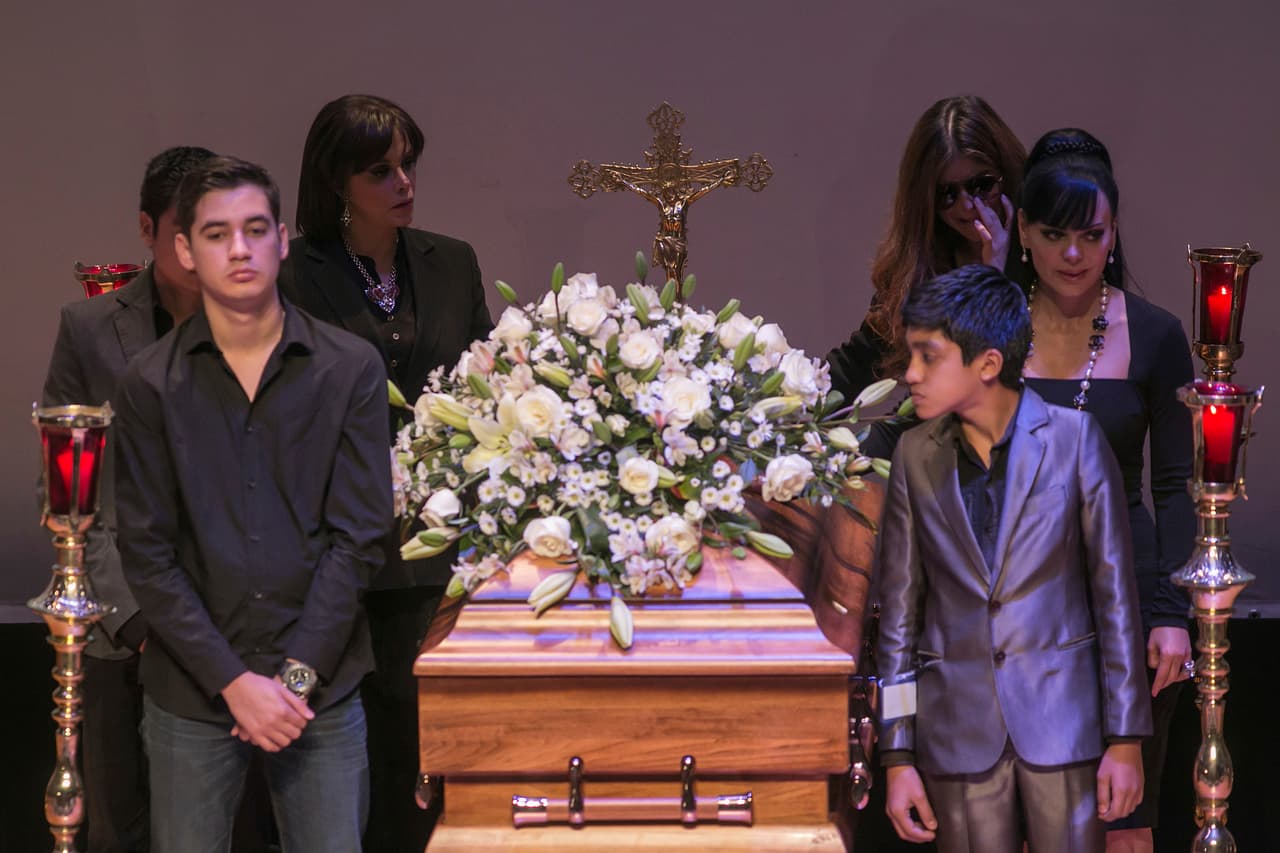 Se espera que a la repartición de la herencia lleguen los seis hijos que le sobreviven a Joan, su esposa, Alina Espino, y sus hermanos.