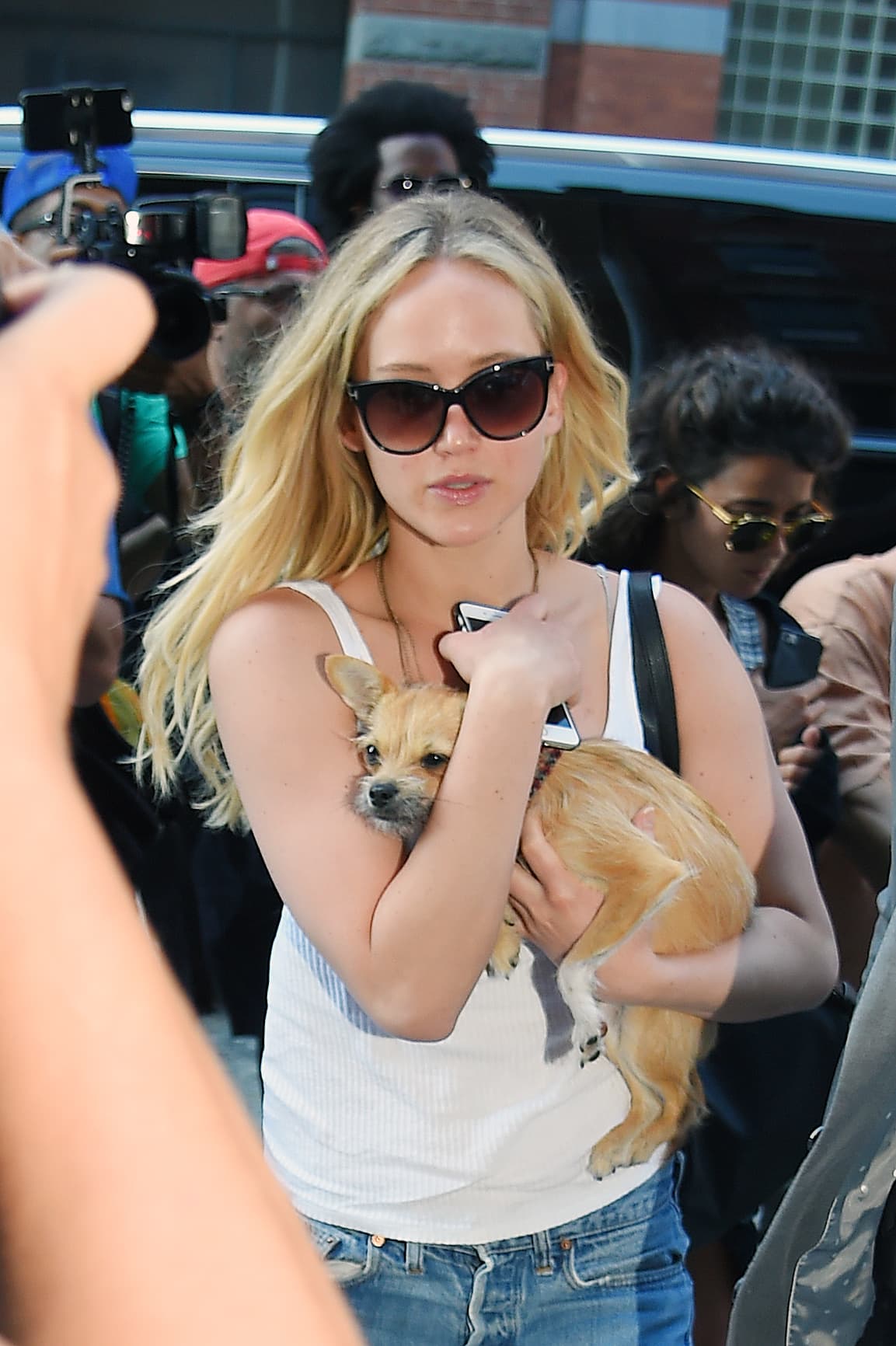 Lo lleva en brazos y él luce muy cómodo.