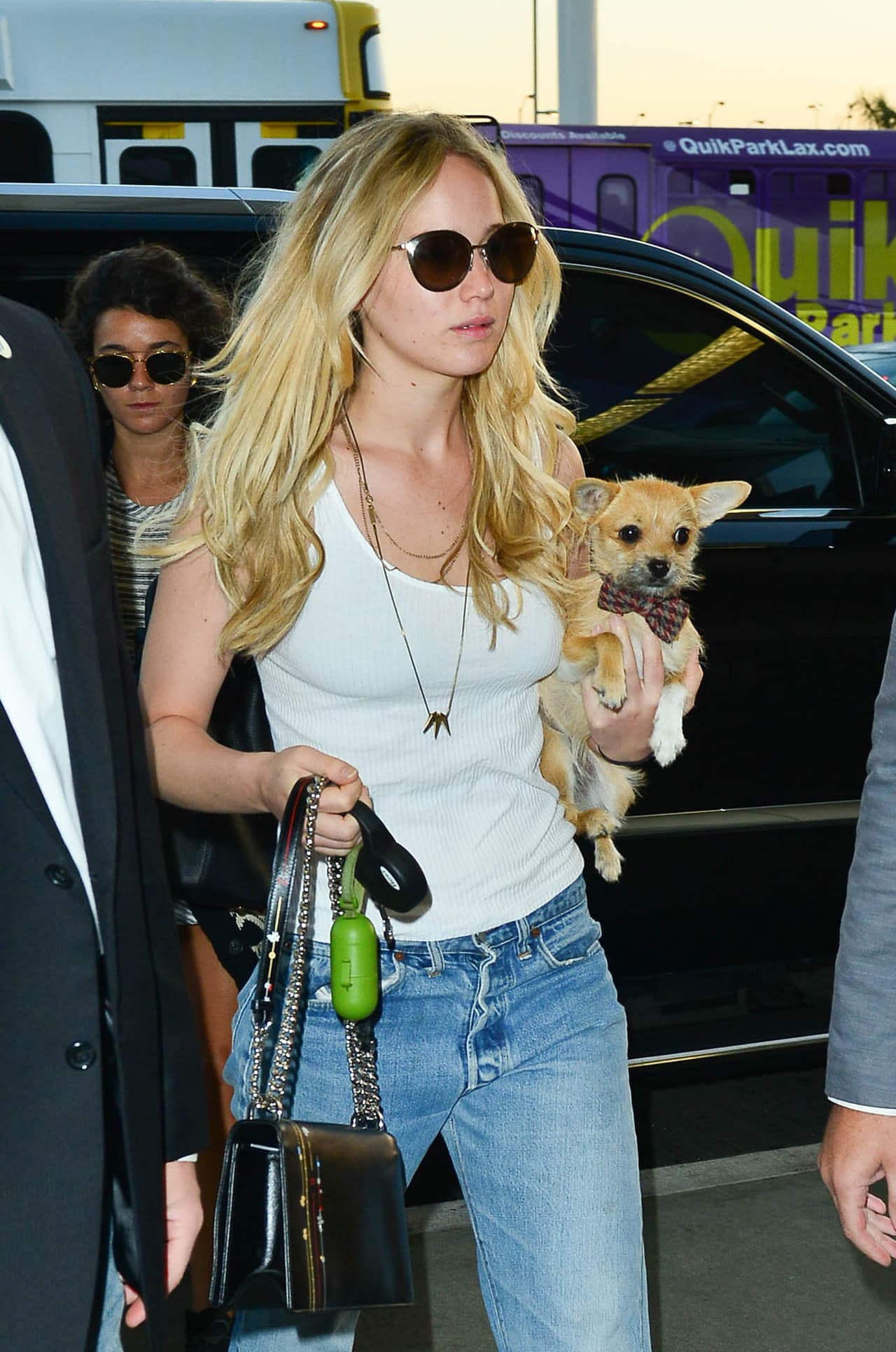 Ni siquiera para viajar lo deja con amigos.