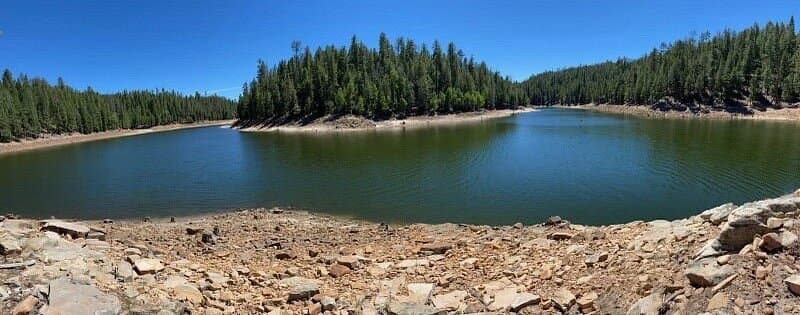 <b>Willow Springs Lake</b> es el sitio para lo amantes de la pesca, sobre todo de la trucha. Está ubicado en los pinos altos a una altura de 7,600 pies y tiene una superficie de 150 acres. En este lago se permiten embarcaciones con motores de hasta 10 hp.