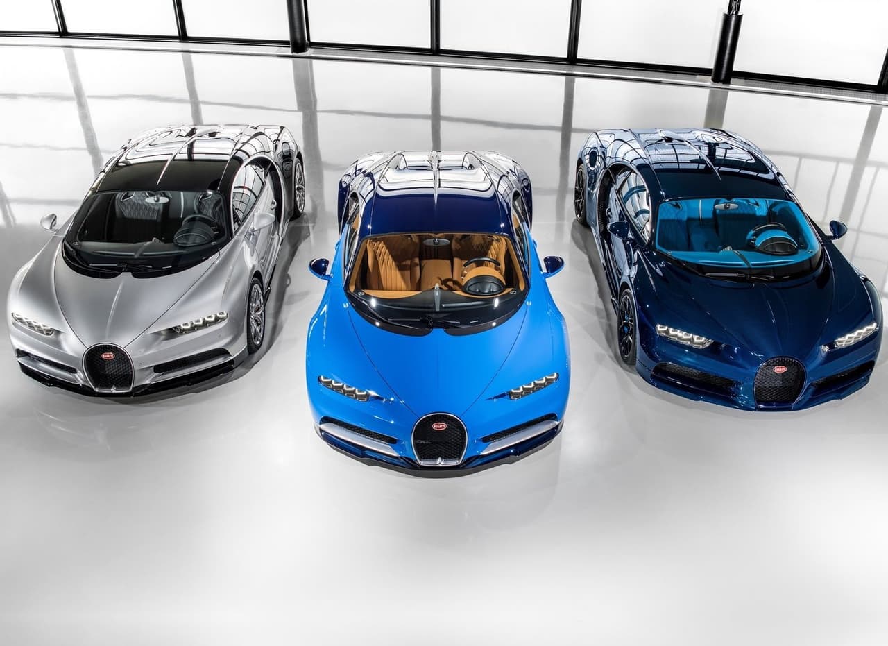 <b><h3 class="cms-H3-H3">2. Bugatti Chiron (<a href="https://www.univision.com/noticias/pruebas-de-manejo/prueba-bugatti-chiron-el-eslabon-perdido">Mira nuestra prueba</a>)</h3><h3 class="cms-H3-H3"> </h3></b>
<br>
<br>
<b>Velocidad máxima:</b> 261 mph (420 km/h)
<br>
<b>0 a 62 mph (100 km/h):</b> 2.4 segundos
<br>
<b>0 a 124 mph (200 km/h):</b> 6.1 segundos
<br>
<b>¼ de milla:</b> 9.11 segundos