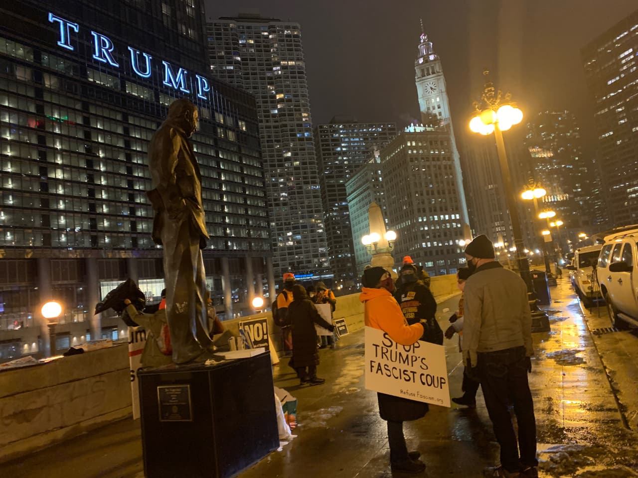 Minutos de que empezara el toque de queda en la capital federal, algunas personas se dieron cita esta tarde de miércoles para manifestarse contra la violencia vivida en Washington D.C.