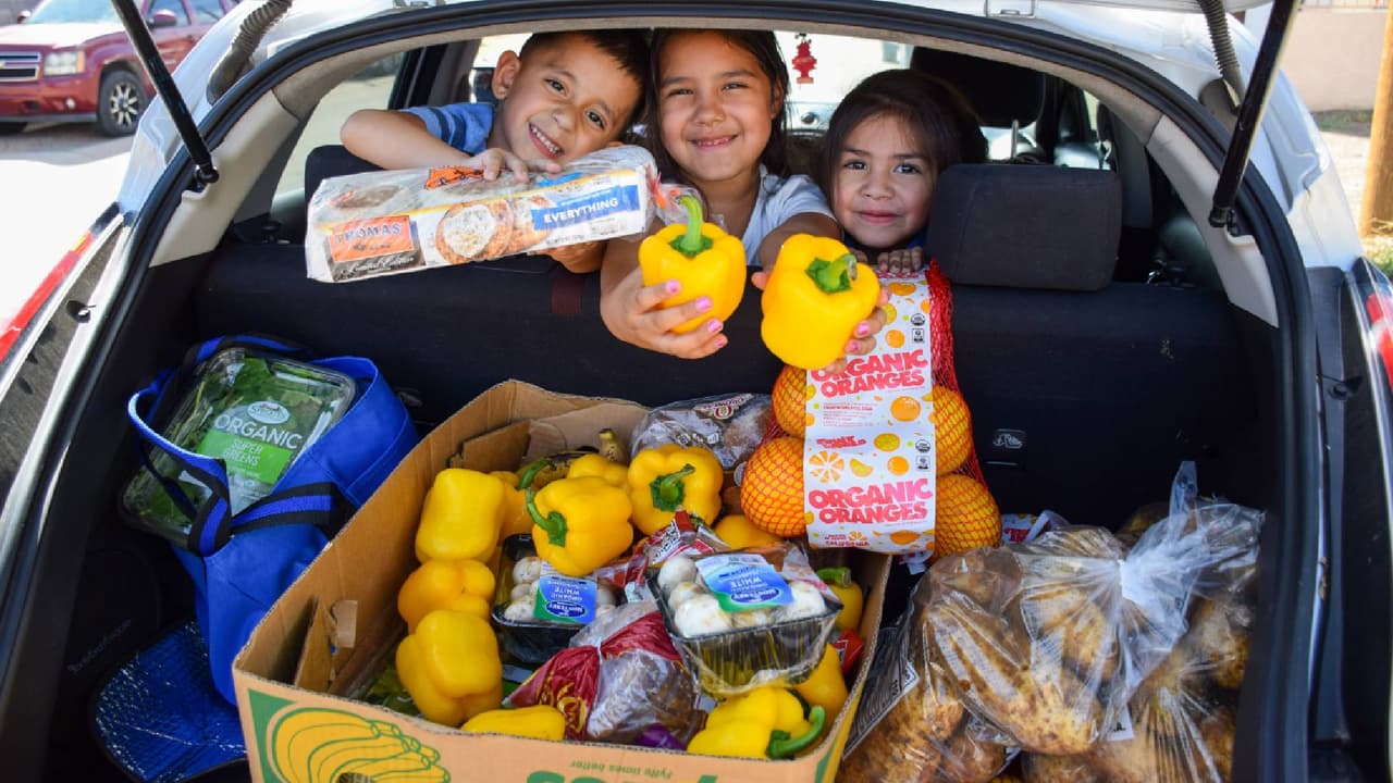 <b>Glendale School Board</b>
<br>Los miembros de la Junta Directiva y el superintendente del Distrito Escolar Primario de Glendale atenderán a 1000 personas sin costo alguno con motivo del Día Acción de Gracias. El evento será el martes 21 de noviembre de 5:30 p.m. a 7:00 p.m., en Challenger School, 6905 West Maryland Avenue, Glendale.