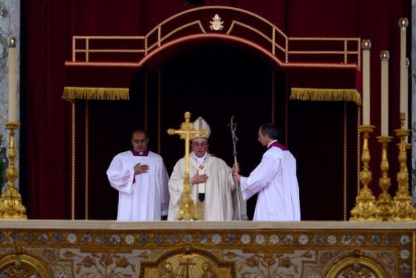El papa Francisco preside la ceremonia de canonización de Juan XXIII y Juan Pablo II.