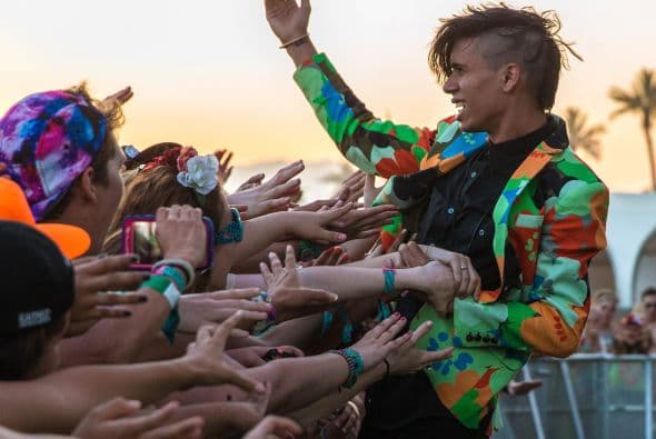 Unos fueron a trabajar, otros a divertirse y otros a pasar sencillamente desapercibidos por las fachas que lucieron. Te traemos las estampas de los ricos, famosos y muy fachosos, así vieron a las celebridades que disfrutaron del festival musical Coachella en Indio, California. ¿Los reconoces? ¿Quieres ver más?: Las fotos que no te puedes perder