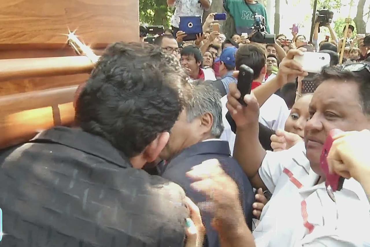 A la salida, la gente aplaudió y echó muchas porras para dar el último adiós.