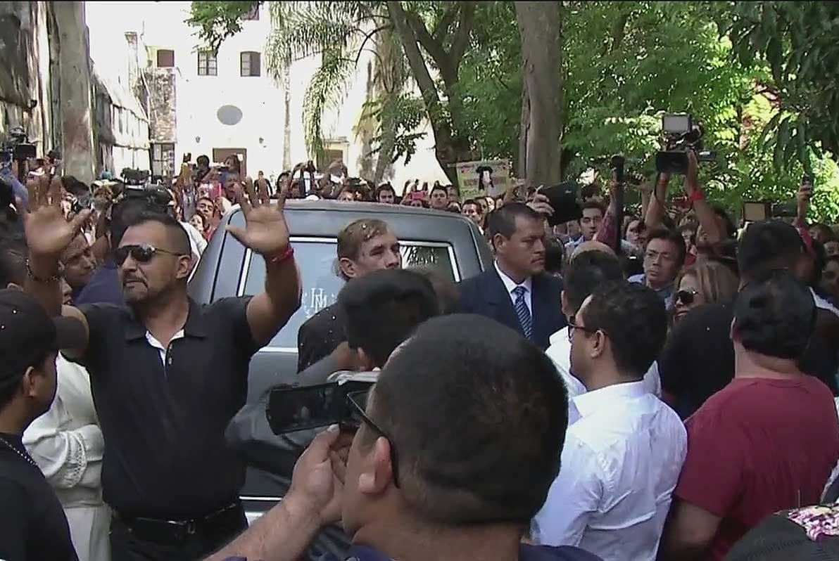 La gente se empujaba con tal de estar un poco cerca de la carroza.