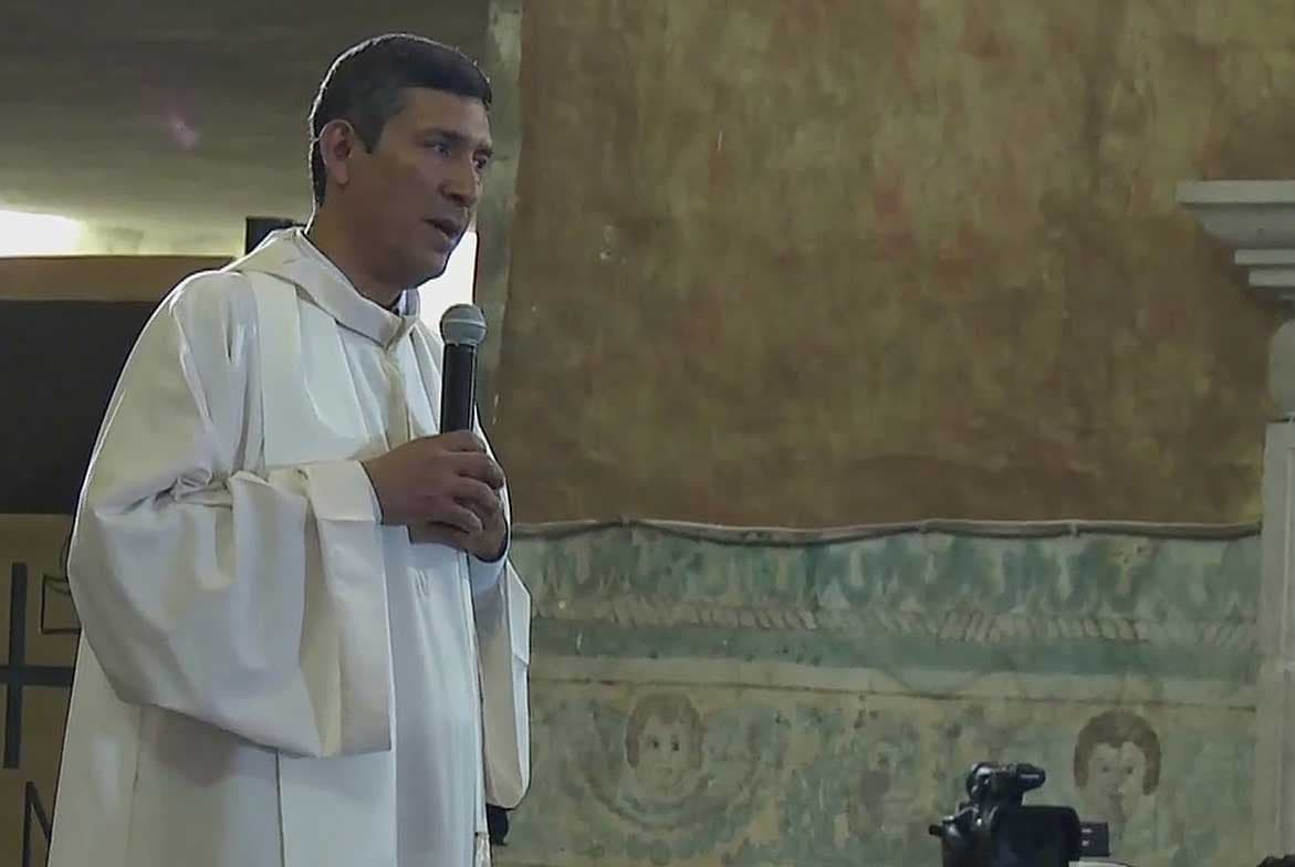 Las palabras del sacerdote fueron de lo más emotivas y llegaron al corazón de muchos.