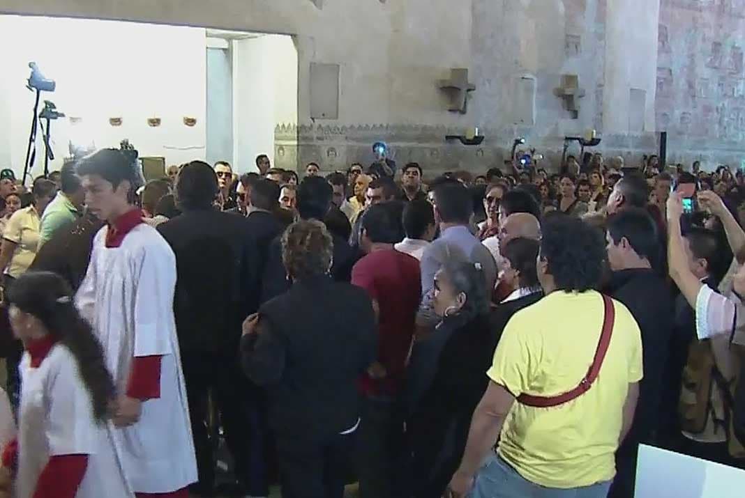 Todos buscaron tener un acercamiento con José Manuel Figueroa o el féretro del 'Rey del jaripeo'.