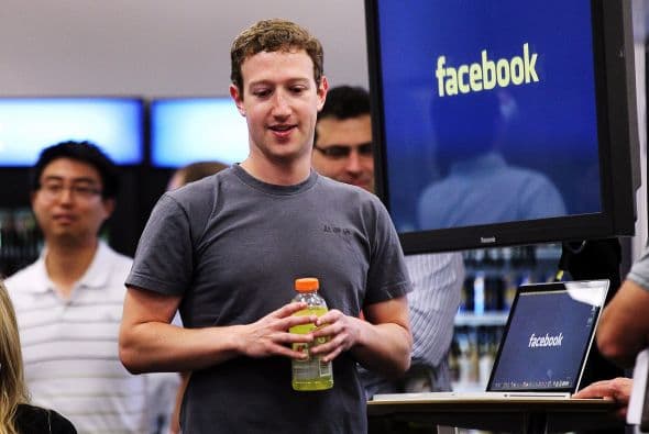 "La fortuna sonríe a los audaces", la famosa máxima de Virgilio citada por Zuckerberg en su página personal, parece reflejar a la maravilla a un hombre que lanzó su compañía cuando sólo contaba con 19 años y que nunca consideró dejar las riendas.