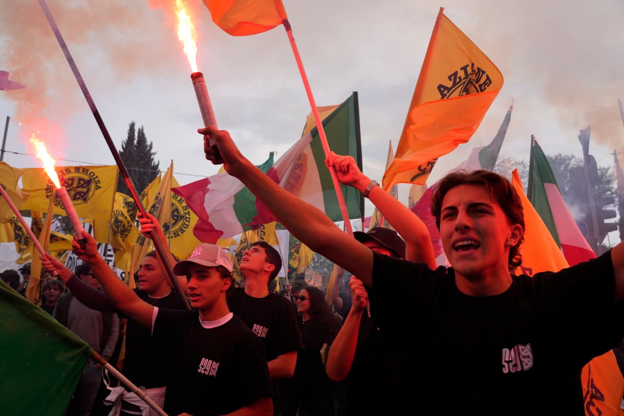 Miembros de grupos estudiantiles de derecha marchan por las calles de Roma el sábado 24 de octubre de 2026, durante una manifestación denominada "Desbloquear todo", organizada en oposición a las recientes protestas estudiantiles de izquierda y una de las varias manifestaciones realizadas por grupos de todo el espectro político