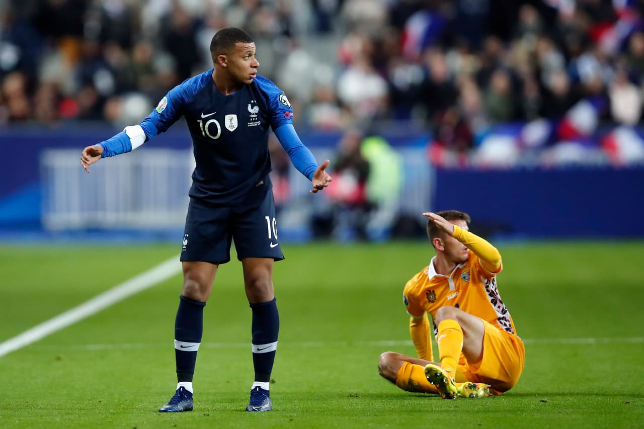 Con gol de penal de Olivier Giroud al minuto 79 Francia se impone 2-1 a Moldavia.