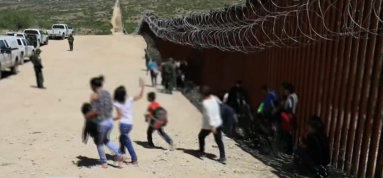 Según cifras oficiales, hay más de 400 padres de 
<a href="https://www.univision.com/temas/familia">familia </a>que fueron separados de sus hijos y que todavía no han sido localizados. Sin embargo, la administración del presidente Biden ha dejado claro que, en los próximos días, 
<b>por lo menos cuatro familias volverán a juntarse. </b>
<br>