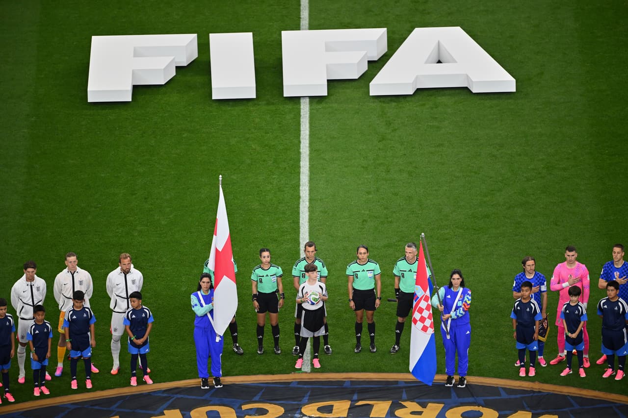 La selección de Inglaterra (izquierda), los árbitros (centro) y la selección de Croacia permanecen de pie antes del partido de fútbol del Grupo L de la Copa del Mundo entre Inglaterra y Croacia en Arlington.