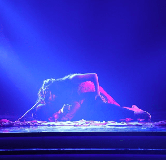 El cierre fue espectacular, nos encantó ver a Ana deslizándose suavemente entre los velos de su vestido.