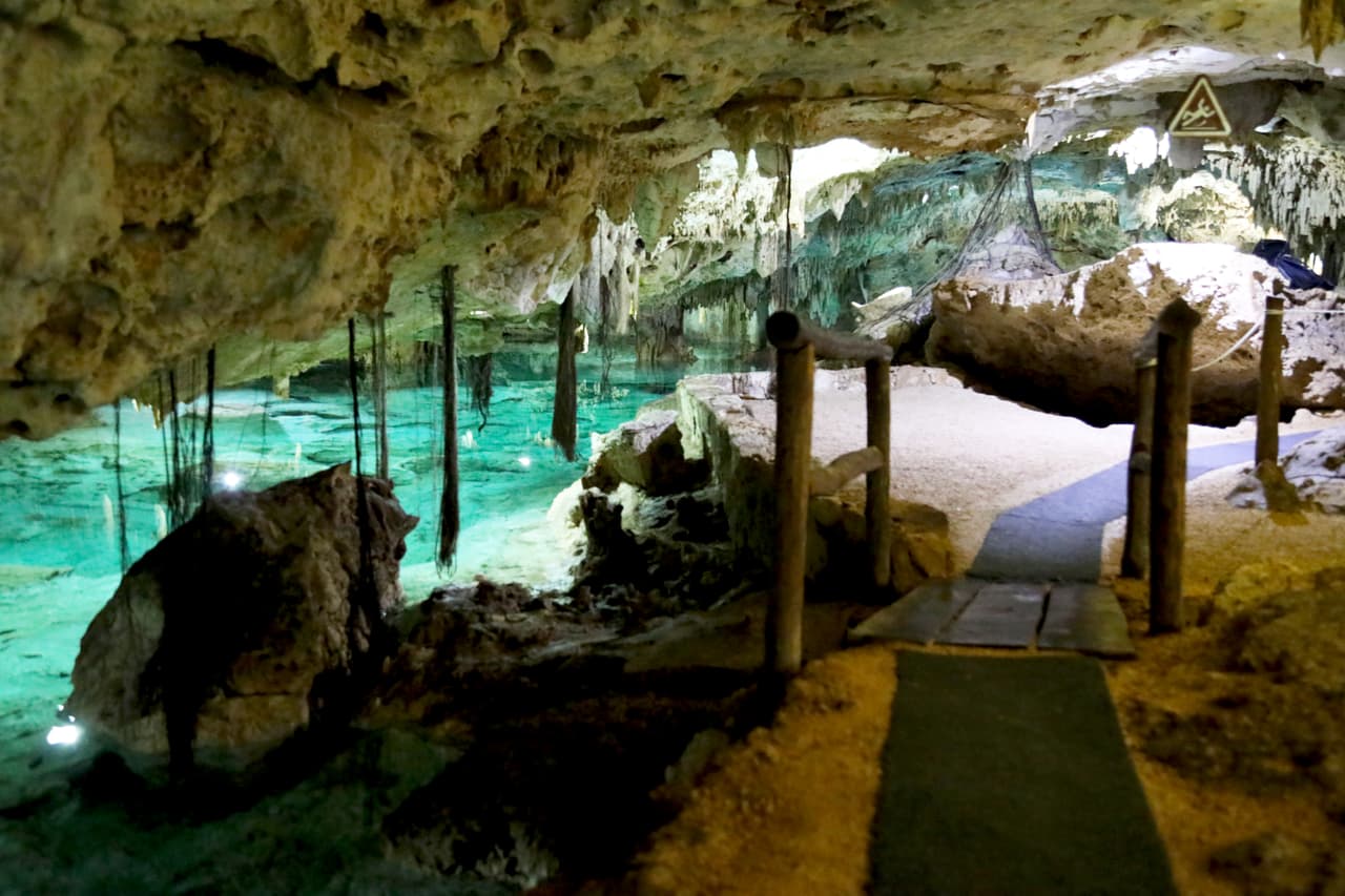 Algunas de las escenas también fueron grabadas desde cenotes en esta área.