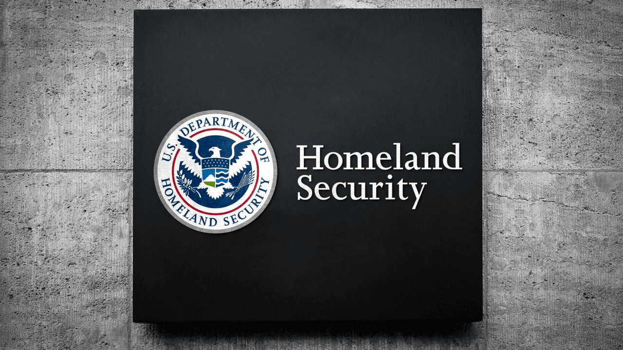 <h2 class="cms-H2-H2"><b>¿Alguien tiene que salir obligatoriamente si ve el mensaje?</b></h2>
<br>“Muchos de esos (casos) 
<b>son personas que tuvieron el parole bajo la aplicación CBP One, pero es importante entender que muchos de ellos están bajo un proceso de inmigración en corte</b> o bajo un amparo sobre una solicitud de asilo y tienen una protección, y no tienen que salir en este momento hasta que haya una decisión final”, explicó Haim Vásquez, sobre estos mensajes.
<br>
<br>“Lo que estamos viendo es una de las dinámicas que ha presentado este gobierno, de crear esta campaña de miedo. La gente recibió estos mensajes al momento de levantarse, con mucho miedo, con esa idea de que tienen que irse y con la incertidumbre de qué puede pasar con estos procesos que hoy tienen pendientes”.
<br>Para quienes han recibido el mensaje, es importante aconsejarse inmediatamente de un abogado de inmigración para evaluar sus opciones en Estados Unidos, dijo Haim.