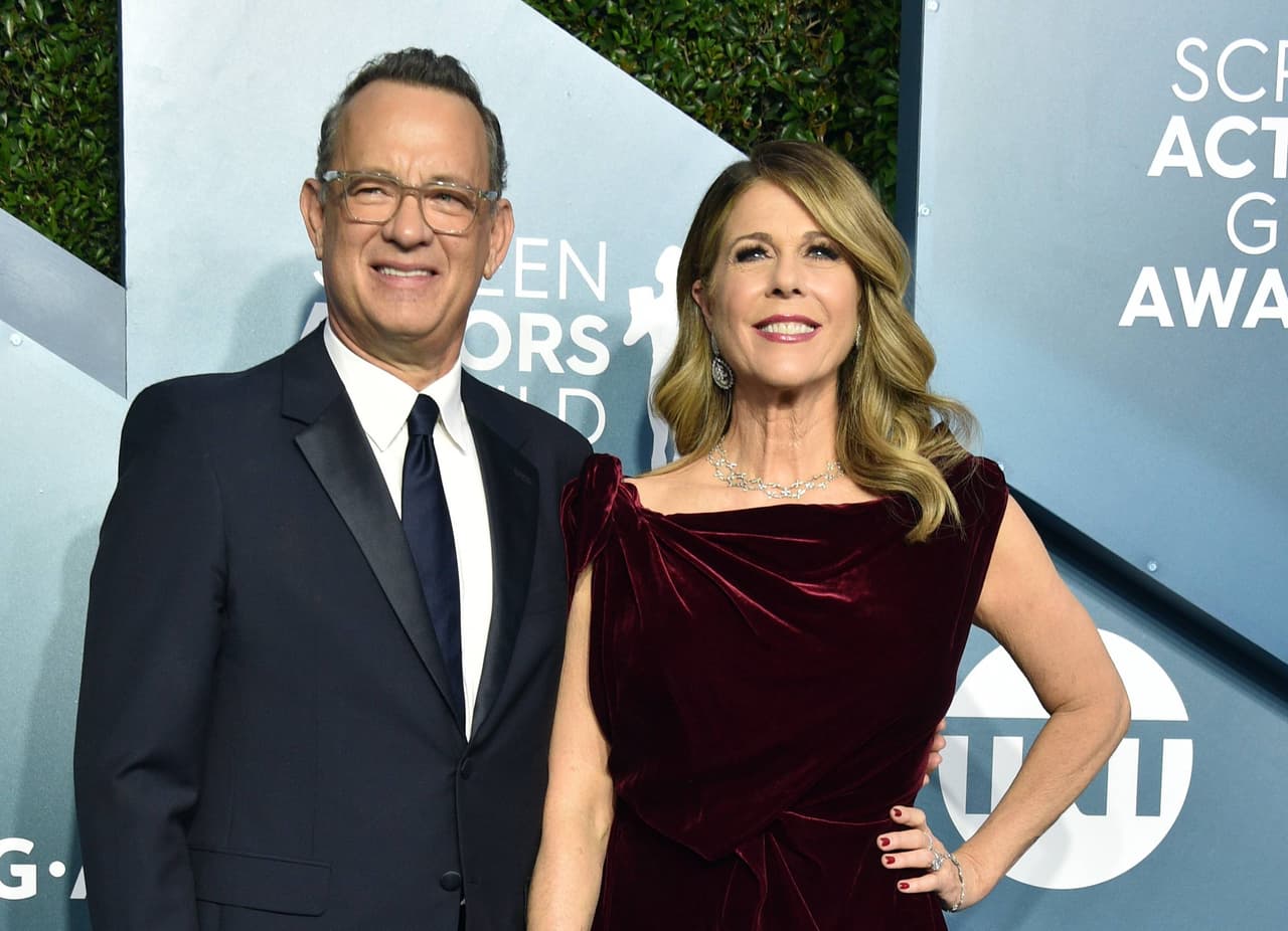 El primer caso de una estrella con coronavirus fue el de 
<b><a href="https://www.univision.com/radio/raul-brindis/hijo-de-tom-hanks-informa-sobre-la-salud-de-sus-padres-con-covid-19-video" target="_blank">Tom Hanks y su esposa Rita Wilson. </a></b>La noche del miércoles 11 de marzo, el actor de 63 años 
<b><a href="https://www.instagram.com/p/B9nVasnBNF5/" target="_blank">utilizó Instagram</a></b> para compartir la mala noticia y contó que se encontraban bien en Australia, pero tendrían que entrar en cuarentena y observación médica. Luego de algunos días fueron dados de alta y regresaron a EEUU sanos y salvos. 
<br>
