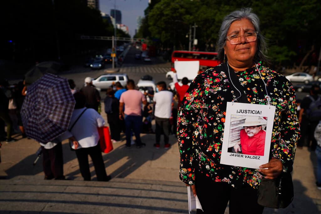 Griselda Triana sostiene una foto de Valdez durante una protesta en 2022 en la Ciudad de México para denunciar un incremento en el alza de homicidios de periodistas. (AP Photo/Marco Ugarte)