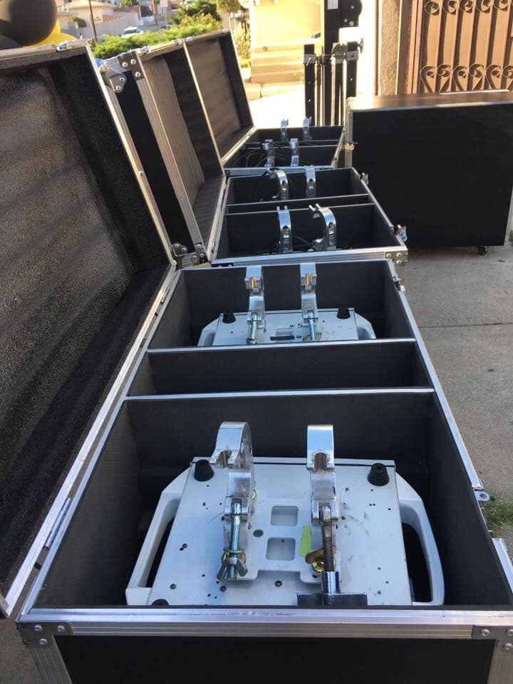 Abel asegura que los antisociales entraron a su propiedad y destruyeron un carro que bloqueaba el paso del camión para luego atravesar la reja que protege su propiedad y hasta voltear los contenedores de basura, pero lo hicieron sin que su familia se diera cuenta.