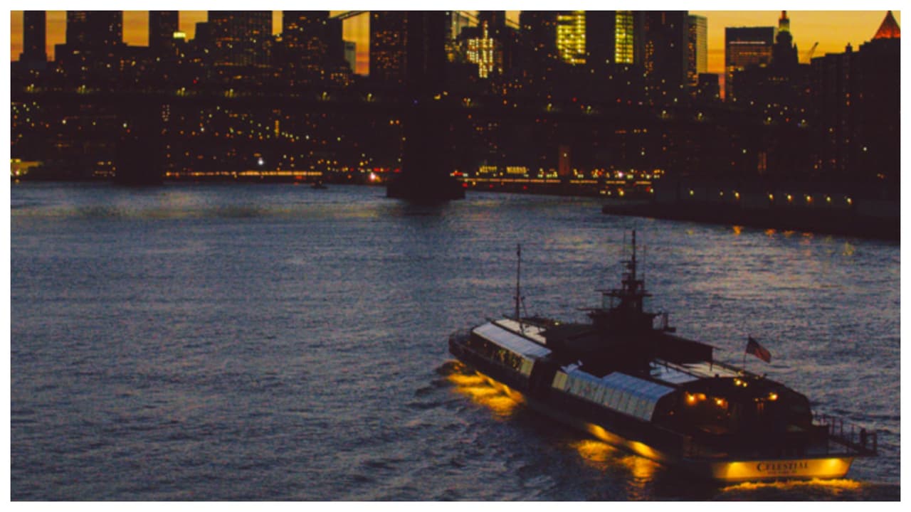 Además de las hermosas vistas, en el solárium climatizado de este yate puedes 
<b>disfrutar de un brunch de tres platos</b> mientras escuchas música romántica y saboreas deliciosas mimosas cubiertas de fresas y chocolates. El New York Dinner Cruise de Hornblower’s sale de: 
<a href="https://www.google.com/maps/dir/Pier+61+Chelsea+Piers,+111C+11th+Ave,+New+York,+NY+10011/@40.7472564,-74.0117596,17z/data=!4m12!1m2!2m1!1sPier+61,+Chelsea+Piers!4m8!1m0!1m5!1m1!1s0x89c259c7b8121d5f:0xb6aa3dce1e76662d!2m2!1d-74.0083691!2d40.747355!3e2">Pier 61, Chelsea Piers</a>.