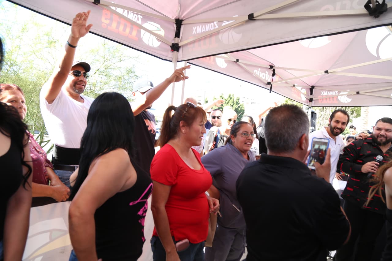 Así se divierten los locutores del Free-guey show cuando no están en cabina.