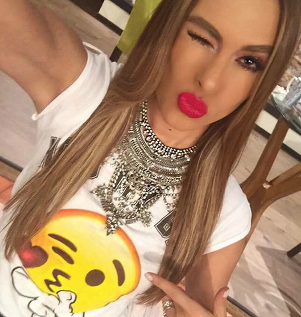 Galilea se puso al estilo 'emoji'.