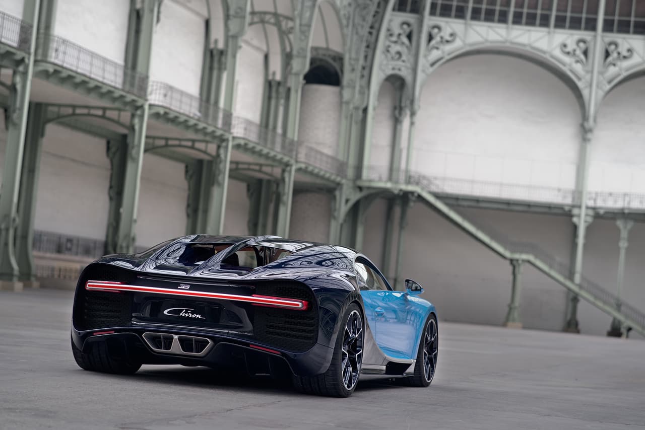 <b>1. <u>Bugatti Chiron 2017</u>: </b>261 MPH (418 KM/H)
<br>
<b>Aceleración (0-60MPH)-</b> 2.3 segundos
<br>
<b>Motor-</b> W16 Cuad-Turbo, 8.0 Lts.
<br>
<b>Potencia-</b> 1500 HP, 1,180 Lb-Pie
<br>
<b>Peso-</b> 4,400 Lbs.
<br>
<b>Precio-</b> $2,700,000