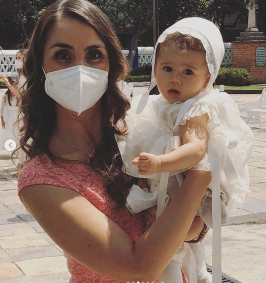 Claudia es una tía consentidora y protectora, tal como demuestra esta foto. La imagen fue tomada el día del bautizo de su pequeña sobrina María Paula.