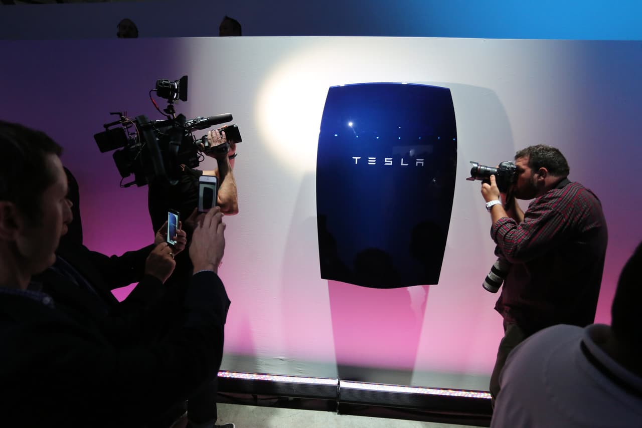 <b>La superbatería, un impulso al cambio a energía verde en los hogares</b>
<br>
<br>A medida que los sistemas de energía solar para las casas se hicieron más asequibles, el nuevo desafío fue encontrar una manera para almacenar de forma eficiente el exceso de electricidad. 
<br>
<br>La sofisticada batería 
<a href="https://www.tesla.com/powerwall"><u>Powerwall de Tesla</u></a>, también de 
<a href="https://www.univision.com/temas/elon-musk">Elon Musk</a> y lanzada en 2015, permite programar su uso para 
<a href="https://www.inc.com/kevin-j-ryan/greatest-inventions-decade-2010-2019.html"><u>recolectar energía durante las horas de menor actividad y usarla en las horas de mayor demanda</u></a>. Los avances de Tesla no solo han impulsado a la industria automotriz en el reto de cambiar de la contaminante energía fósil a energía verde, sus ideas se han incorporado al manejo de electricidad en otras industrias e incluso 
<a href="https://www.univision.com/noticias/tesla/tesla-envia-a-puerto-rico-sistemas-de-baterias-para-el-hogar-recargables-con-energia-solar"><u>en situaciones de emergencia</u></a>.