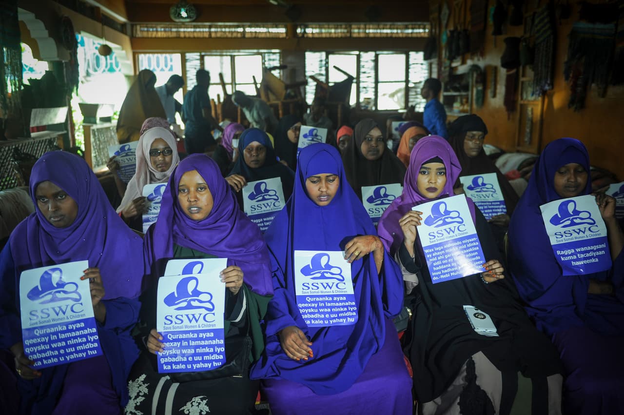 <b>Somalia.</b> "Salven a mujeres y niños somalíes" se lee en los carteles de las activistas reunidas para conmemorar el Día Internacional de la Mujer en Mogadiscio, ciudad del sureste de ese país.