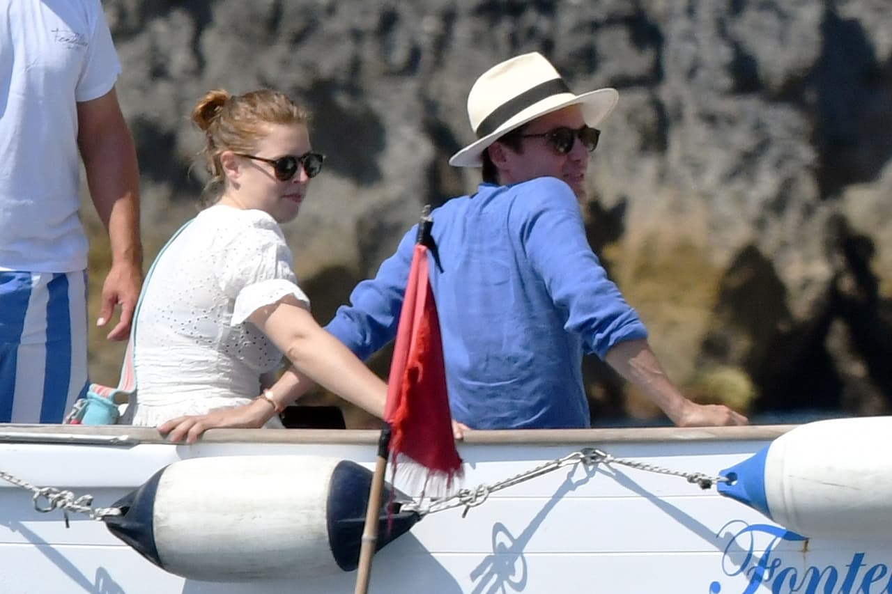 El Daily Mail afirma que a la pareja se les unió un grupo de amigos que habían alquilado su propio bote para poder tener acceso a la playa, a la cual solo se llega por mar. 
<br>