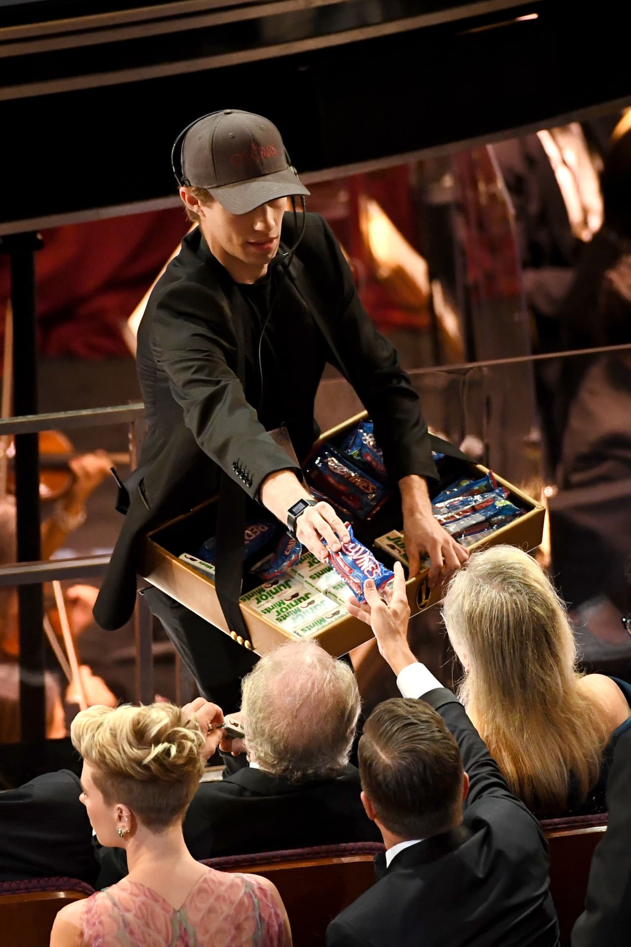 Uno de los que tuvo un bajoncito de azúcar fue el acompañante de Scarlett Johansson, quien no dudó en pedir un dulce, que le entregaron entre las cabezas de Don Gummer y su esposa, Meryl Streep.