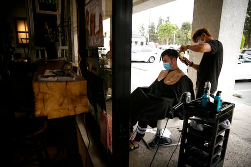 La Agencia de Vivienda, Servicios al Consumidor y Vivienda de California publicó normas que permiten a los estilistas, peluqueros, manicuristas, masajistas y esteticistas ofrecer algunos servicios de cuidado personal al aire libre.