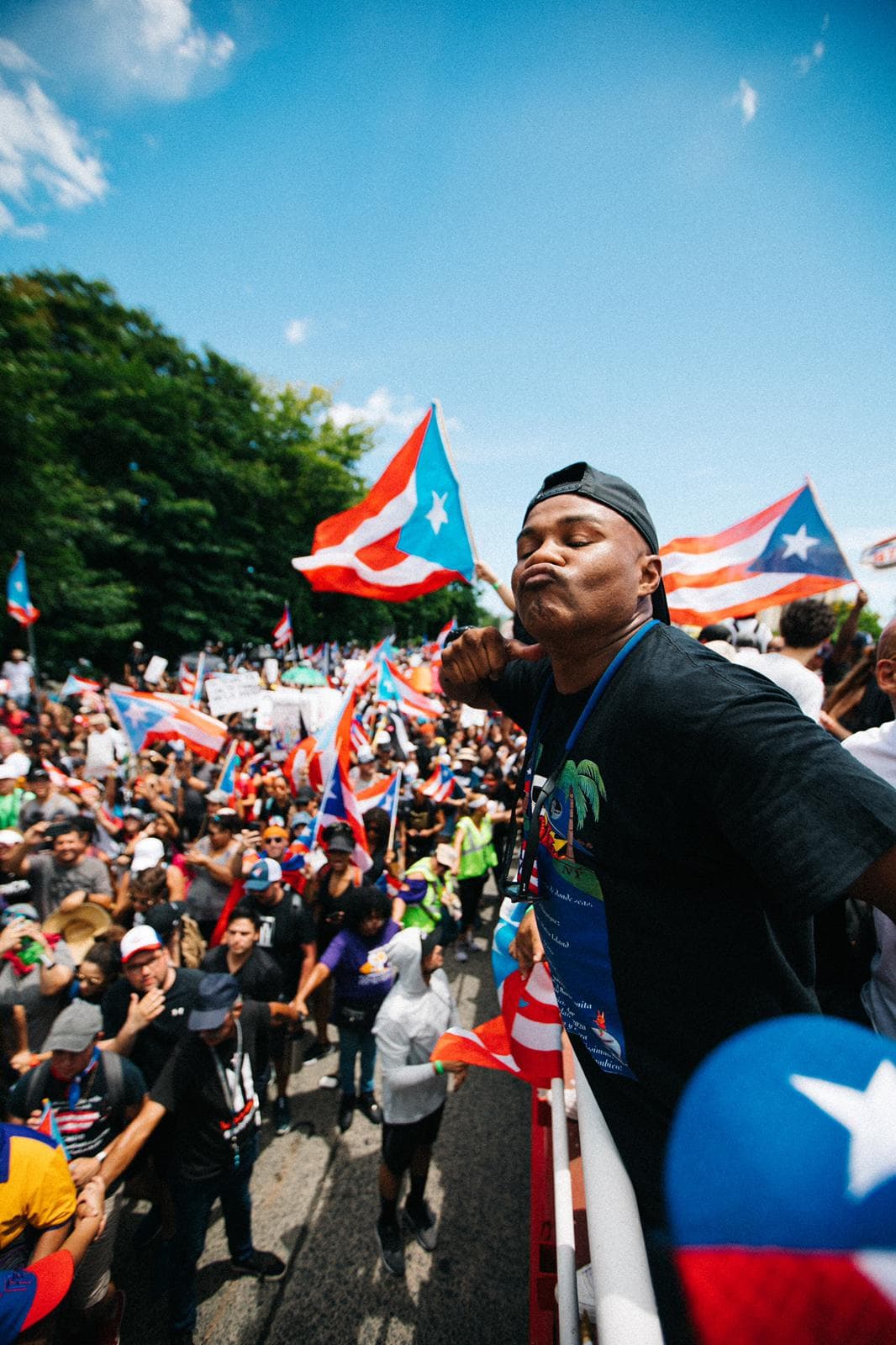 El boxeador retirado 
<b><a href="https://www.univision.com/deportes/boxeo/tito-trinidad-inmortalizado-en-el-salon-de-la-fama">Félix 'Tito' Trinidad</a></b> no había visto tanta gente junta, desde la época en que él se coronaba campeón y su pueblo tomaba las calles para celebrar su retorno triunfal.