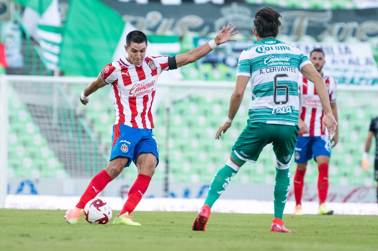 Tras el gol, Jesús Molina comienza a recorrer más terreno de juego para cerrar los espacios.