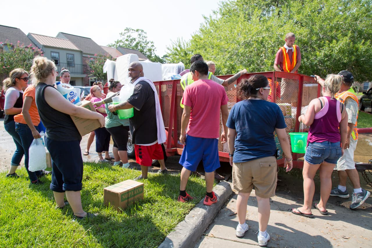 Un vehículo de la alcaldía de Dickinson entrega agua, implementos de aseo y hasta colchones nuevos a los evacuados de un conjunto de apartamentos que regresaron a recuperar lo que queda de sus pertenencias.